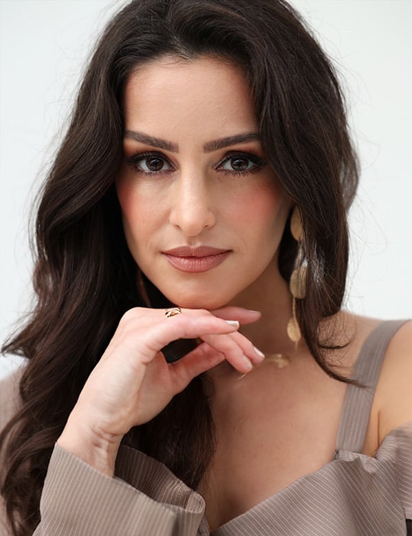 Vrouwelijk model met bruin haar en donkerbruine ogen Senem.