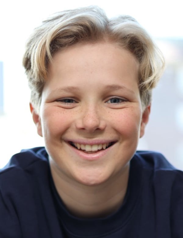 Kindermodel met blond haar senna