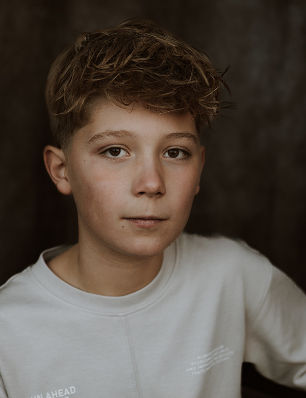 Kindermodel met kort bruin haar Seth O.