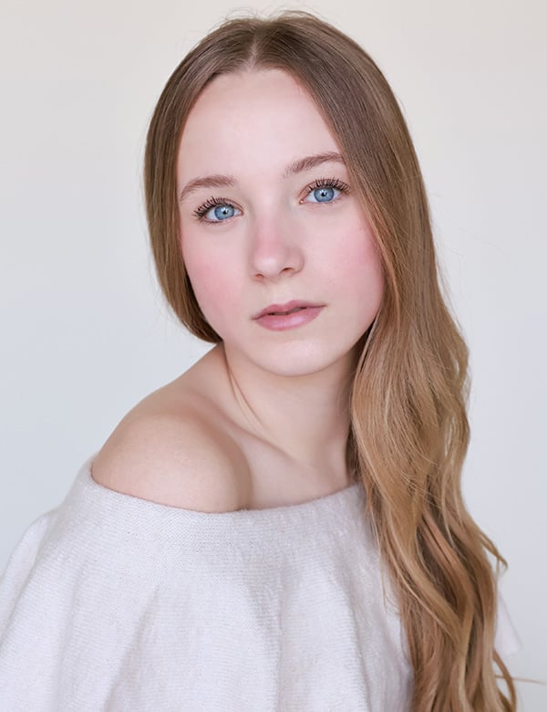 Kinderlijk model met blond haar en blauwe ogen Shae-Lynn.