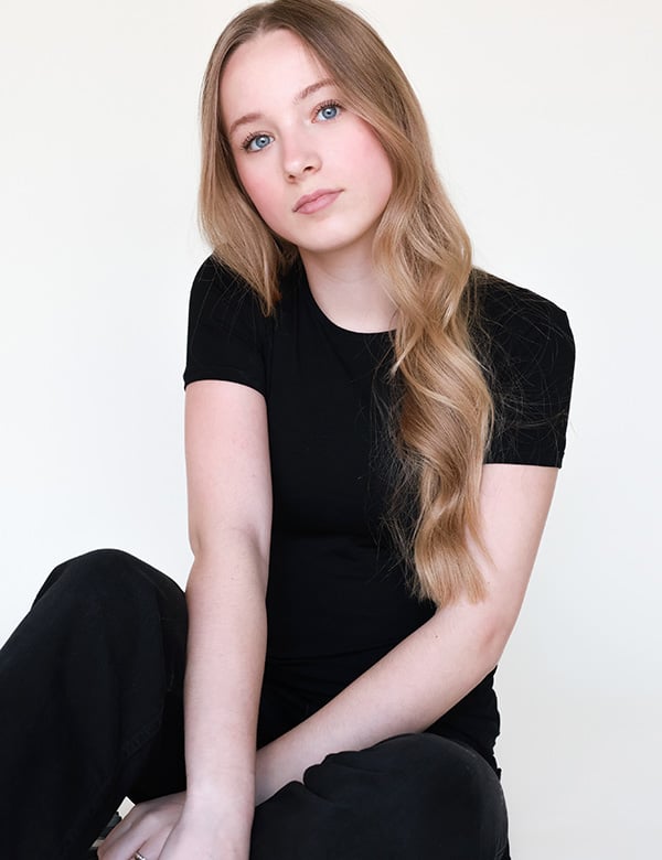 Kinderlijk model met blond haar en blauwe ogen Shae-Lynn.