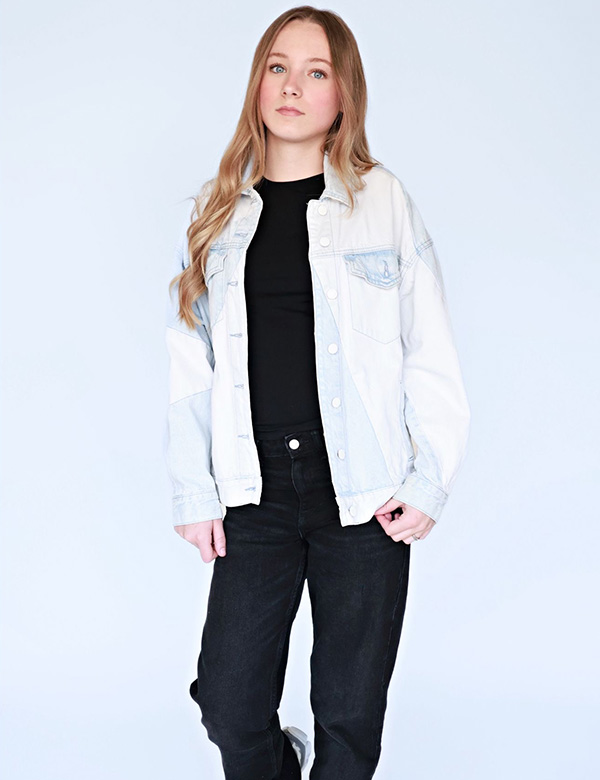 Kinderlijk model met blond haar en blauwe ogen Shae-Lynn.