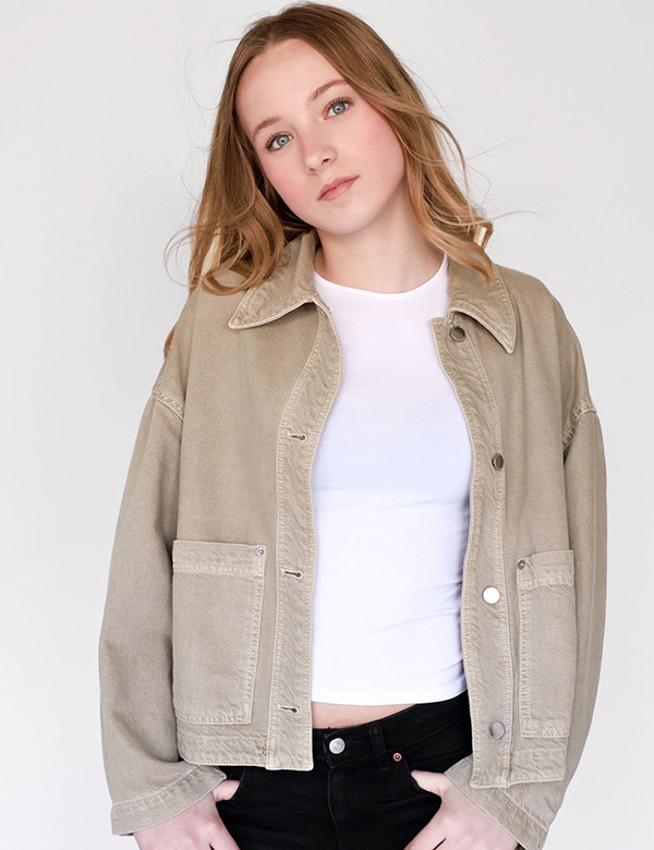 Kinderlijk model met blond haar en blauwe ogen Shae-Lynn.