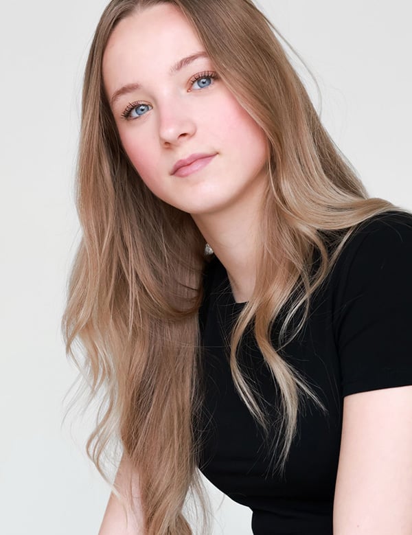 Kinderlijk model met blond haar en blauwe ogen Shae-Lynn.