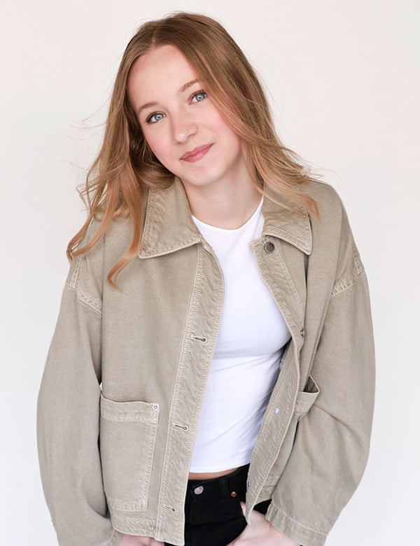 Kinderlijk model met blond haar en blauwe ogen Shae-Lynn.