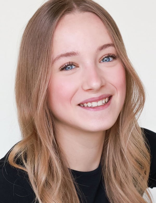 Kinderlijk model met blond haar en blauwe ogen shae-lynn.
