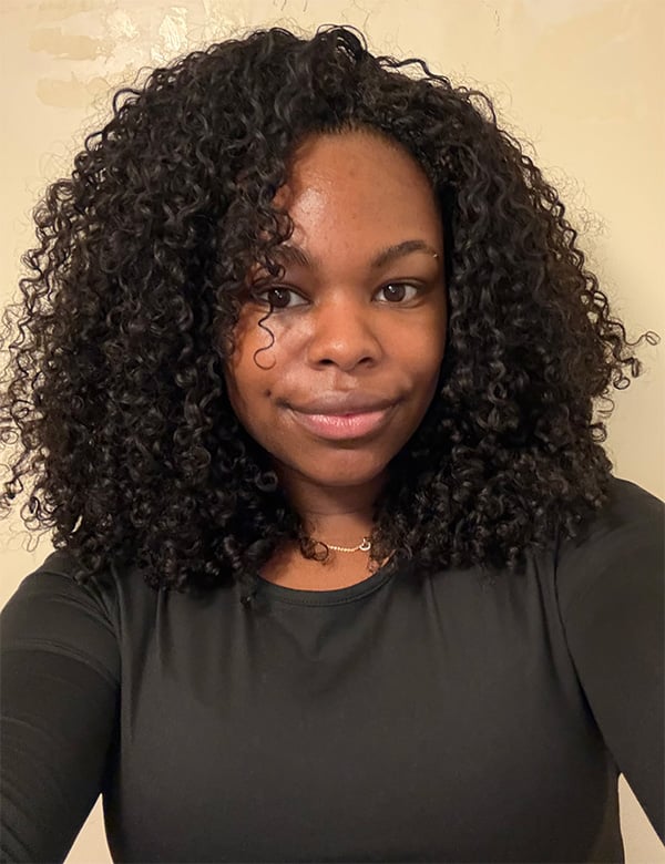 Vrouwelijk model met donkerbruin haar Shanice E.