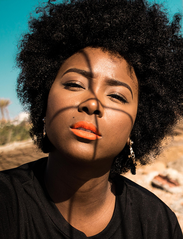 Vrouwelijk model met donker haar sharmaine