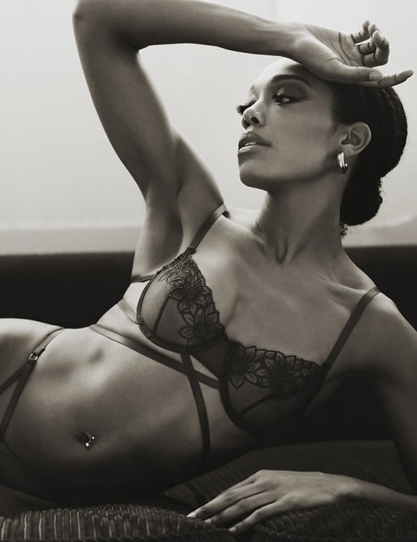 Vrouwelijk model donker haar Sharon