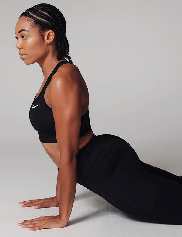 Vrouwelijk model donker haar Sharon