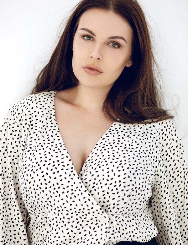 Vrouwelijk model Sharon met lang bruin haar