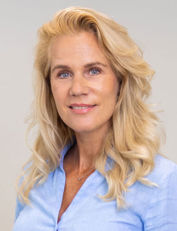 Vrouwelijk model met blond haar shiela