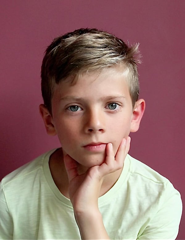 Kinder model met kort blond har siem g.