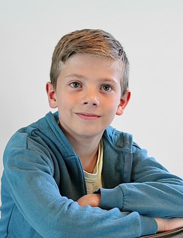 Kinder model met kort blond har Siem G.