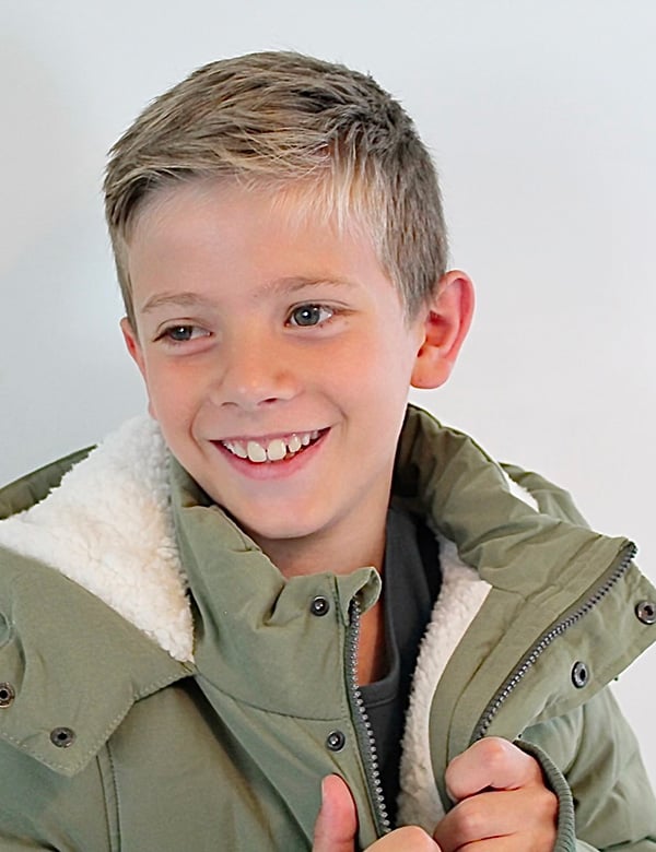 Kinder model met kort blond har Siem G.