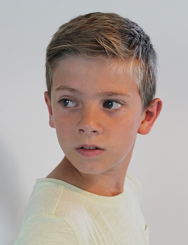 Kinder model met kort blond har Siem G.