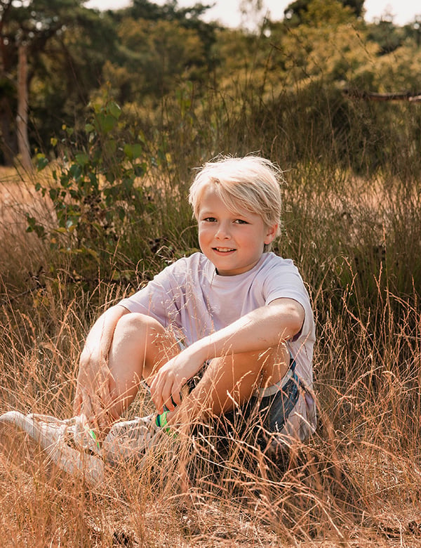 Kindermodel donkerblond kort haar Koot