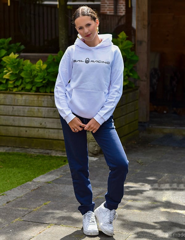 Tienermodel met krullend haar Siënna Loïs