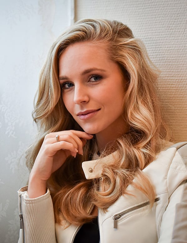 Vrouwelijk model met blond haar Sietske.