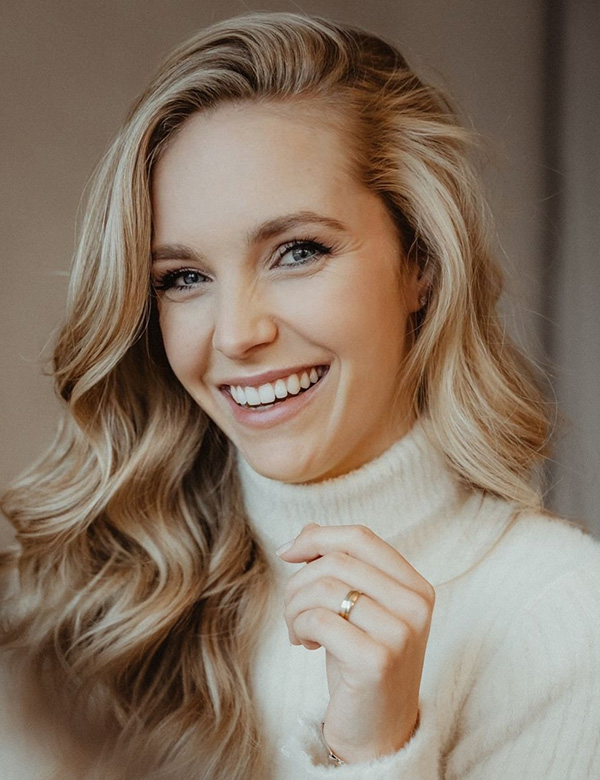 Model Vrouwelijk model met lang blond haar sietske