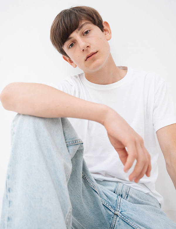 Kindermodel met zwart haar Simon