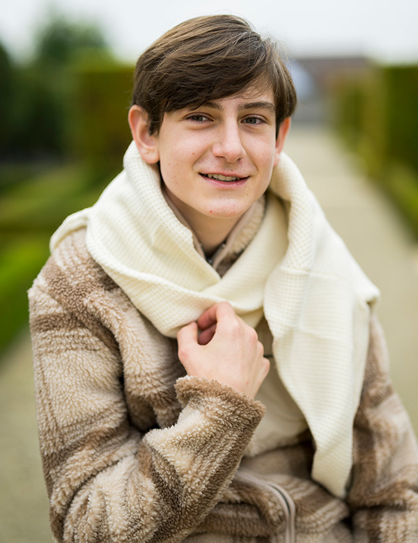 Kindermodel met zwart haar Simon
