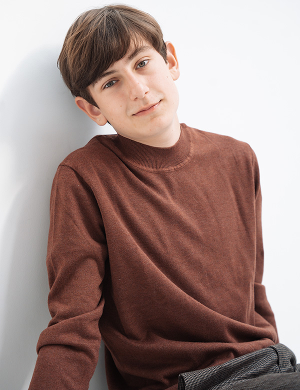 Kindermodel met zwart haar Simon