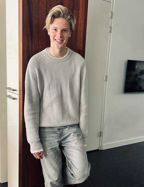 tienermodel met blond haar Sjors N.