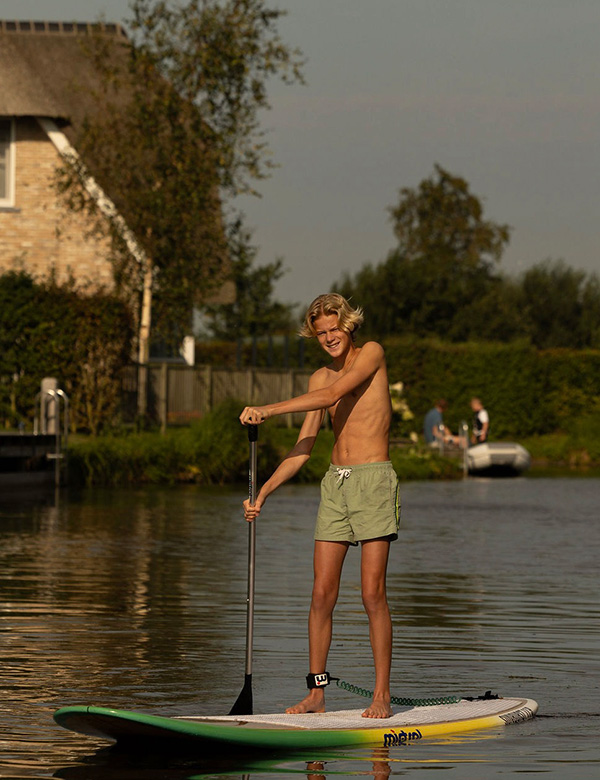 Kindermodel met blond haar sjors