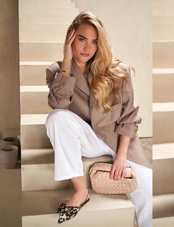 Vrouwelijk model met blond haar Sophie