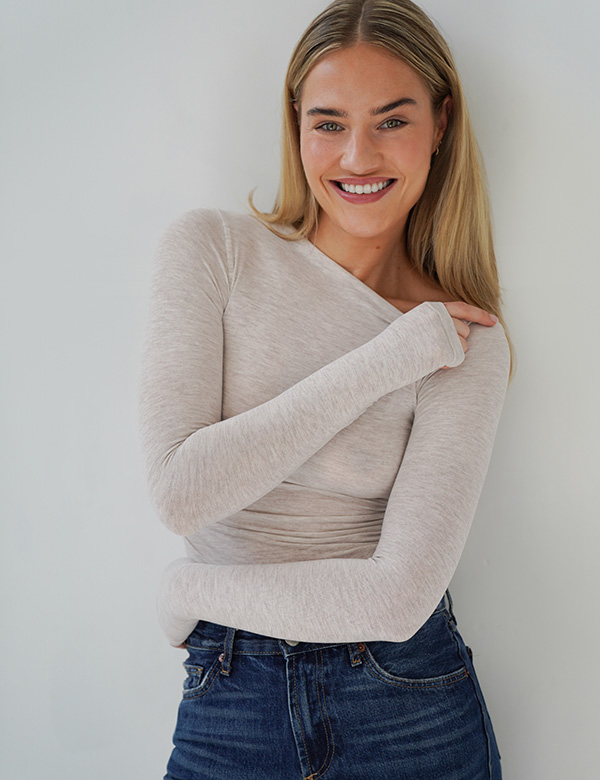 Vrouwelijk model met blonde haren.
