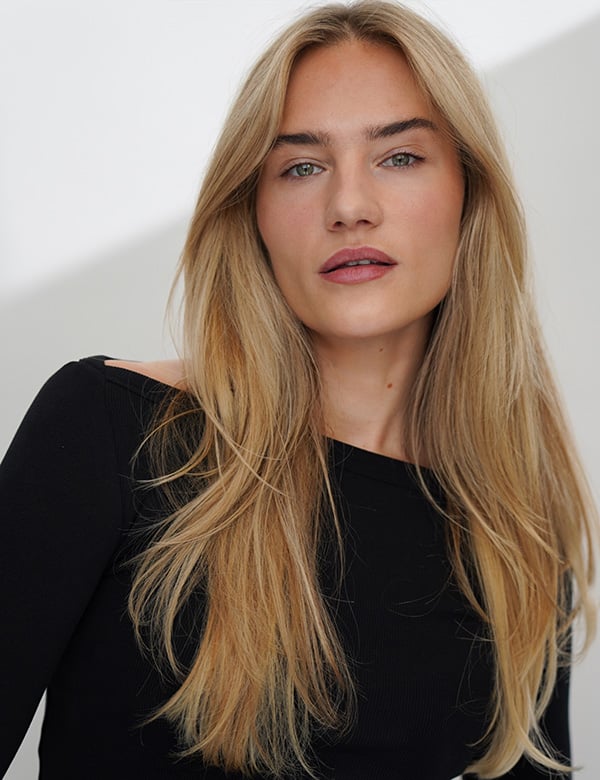 Vrouwelijk model met blonde haren.