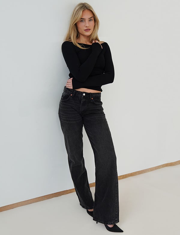 Vrouwelijk model met blonde haren.