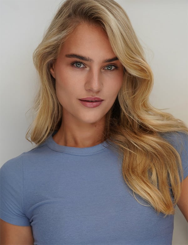 Vrouwelijk model met blond haar Sophie Isabelle