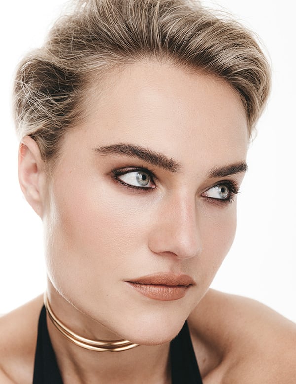 Vrouwelijk model met blond haar Sophie Isabelle