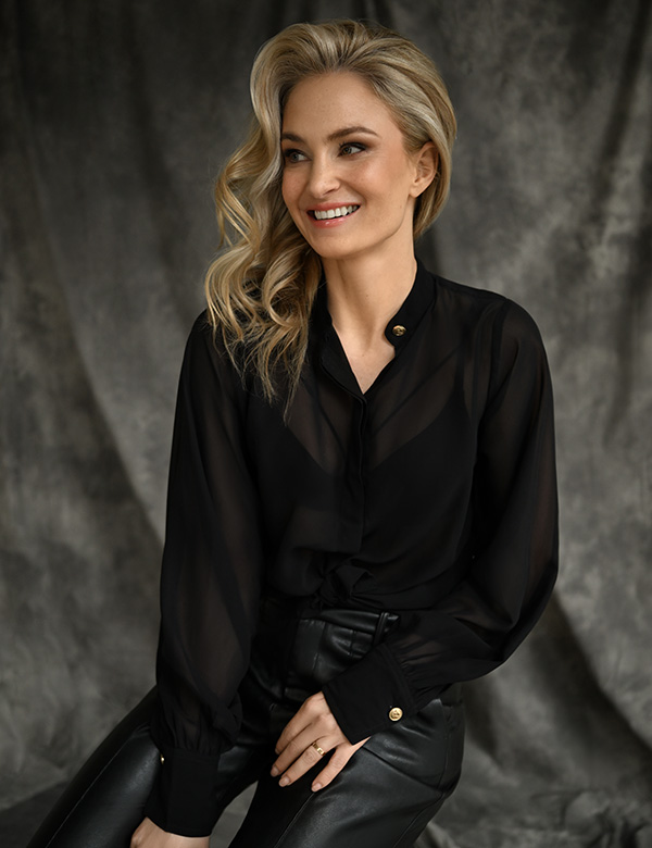 vrouwelijk model met blond haar Stephanie K.