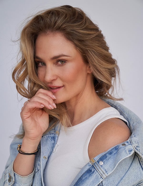 Vrouwelijk model met blond haar Stephanie K.