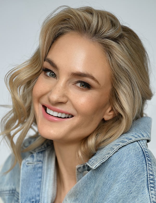 Vrouwelijk model met blond haar stephanie k.