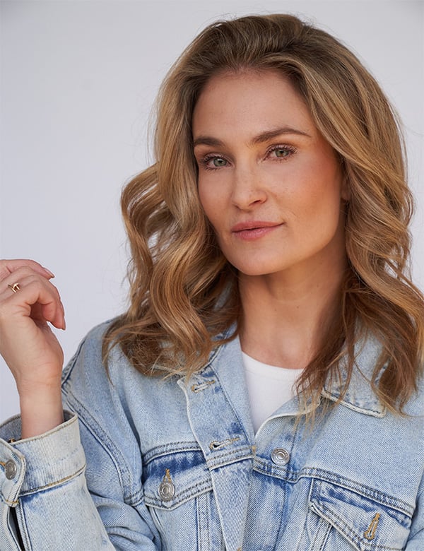 Vrouwelijk model met blond haar Stephanie K.