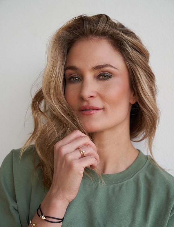 Vrouwelijk model met blond haar Stephanie K.