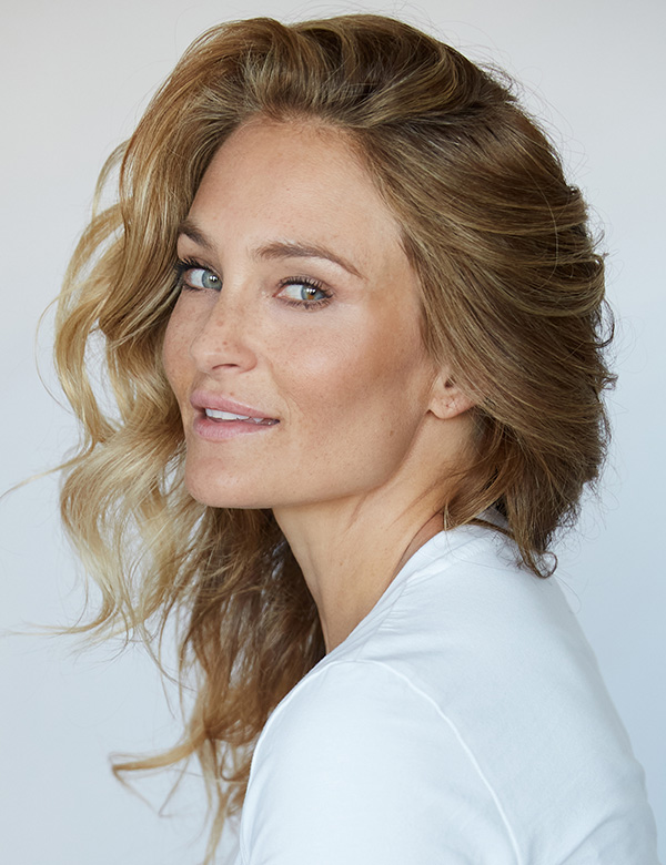 Vrouwelijk model blond haar Stephanie K.