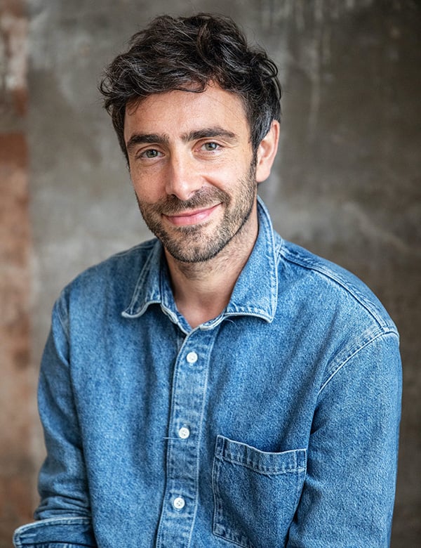 Mannelijk model met bruin haar Steven