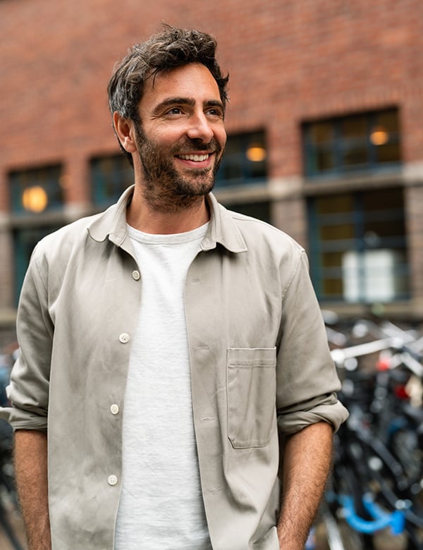 Mannelijk model met bruin haar Steven