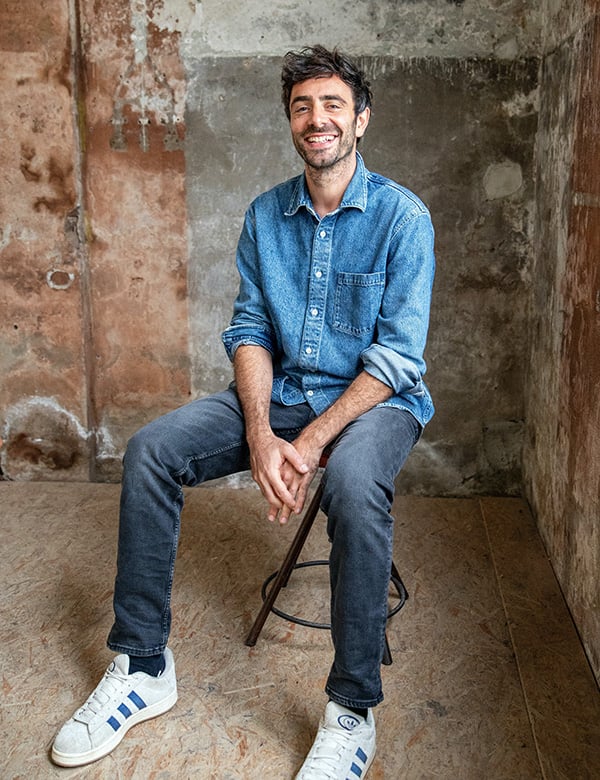 Mannelijk model met bruin haar Steven