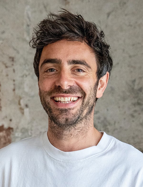 Mannelijk model met bruin haar steven