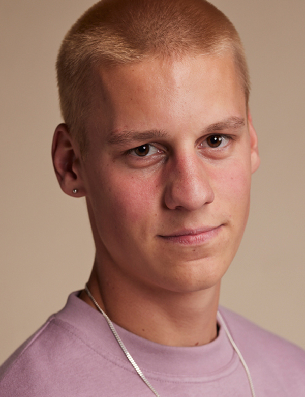 Mannelijk model met lichtblond haar storm