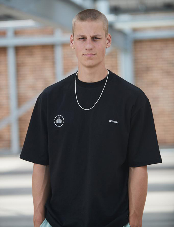 Mannelijk model met lichtblond haar Storm