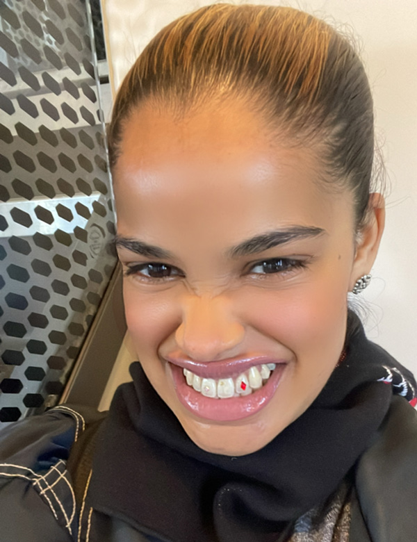 Vrouwelijk model met bruin haar Surya