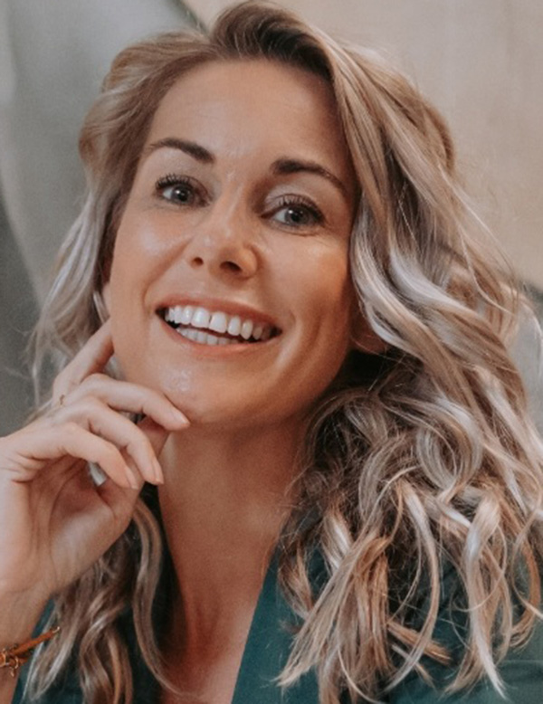 Vrouwelijk model met blond haar susan