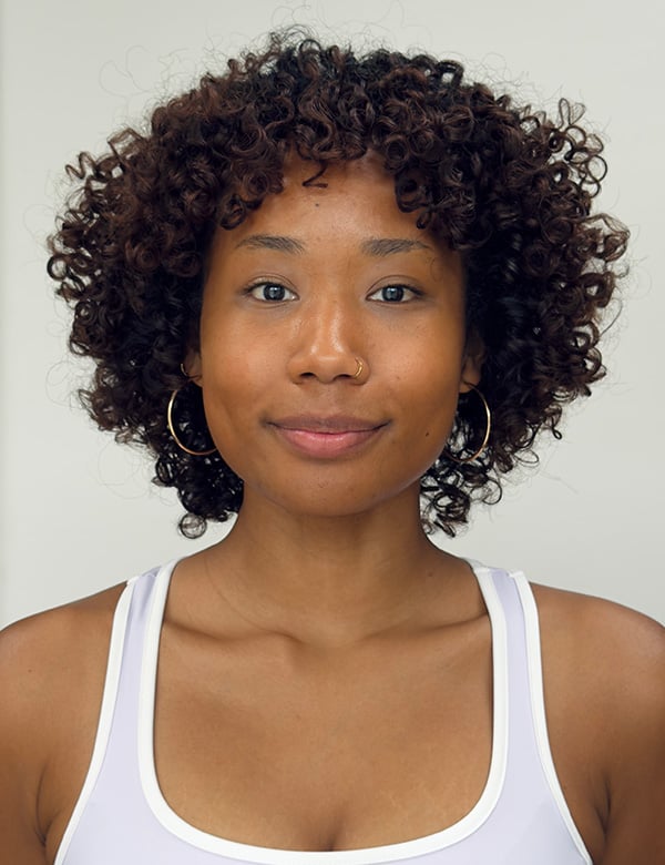 Vrouwelijk model met donkerbruin haar Suy